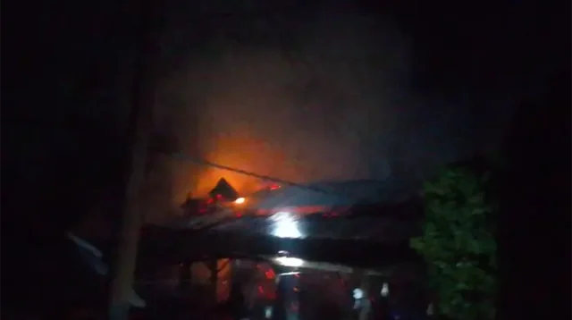 Bangunan pabrik pengolahan tahu milik warga di Desa Kananga, Kecamatan Bolo, Kabupaten Bima, saat dilahap si jago merah pada Selasa (2/6/2026) dini hari.