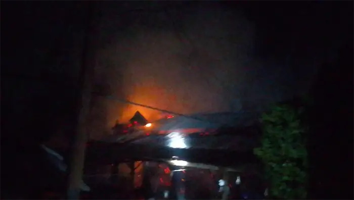 Bangunan pabrik pengolahan tahu milik warga di Desa Kananga, Kecamatan Bolo, Kabupaten Bima, saat dilahap si jago merah pada Selasa (2/6/2026) dini hari.