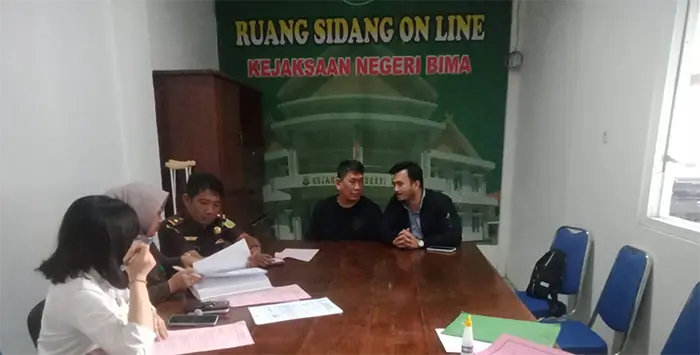 Tim Kejari Bima saat menerima pelimpahan berkas bandar Narkoba Koh Erwin dan barang bukti, Rabu (24/6/2026).
