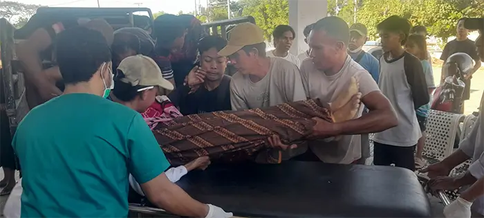 Proses evakuasi korban lakalantas maut di Kecamatan Bolo Kabupaten Bima, Rabu (`10/6/2026) sore.