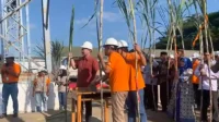 Vice President PT SMS dan jajaran pimpinan perusahaan memencet tombol tanda dimulainya musim giling dan panen tebu tahun 2026.