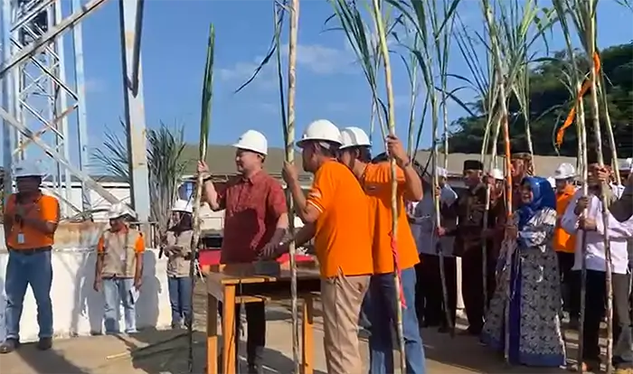 Vice President PT SMS dan jajaran pimpinan perusahaan memencet tombol tanda dimulainya musim giling dan panen tebu tahun 2026.