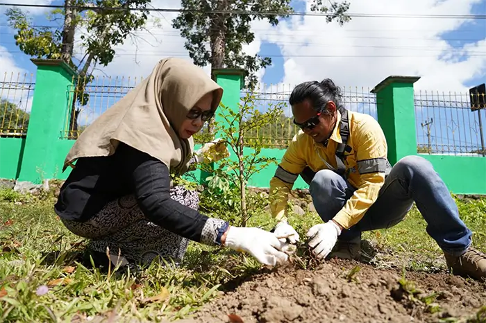 Kegiatan penghijauan oleh Bagian Kesatuan Pemangkuan Hutan (BKPH) Wilayah VII didukung PT Sumbawa Timur Mining.