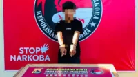 Terduga pengedar sabu-sabu dan barang bukti yang diamankan aparat Kepolisian Resor Bima.