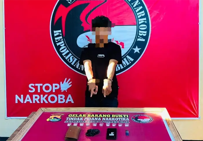 Terduga pengedar sabu-sabu dan barang bukti yang diamankan aparat Kepolisian Resor Bima.