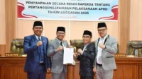 Bupati Dompu Bambang Firdaus dan pimpinan DPRD Kabupaten Dompu saat menyerahkan dokumen Raperda tentang Pertanggungjawaban Pelaksanaan APBD Tahun Anggaran 2025 dalam rapat paripurna DPRD Kabupaten Dompu, Rabu (17/6/2026).