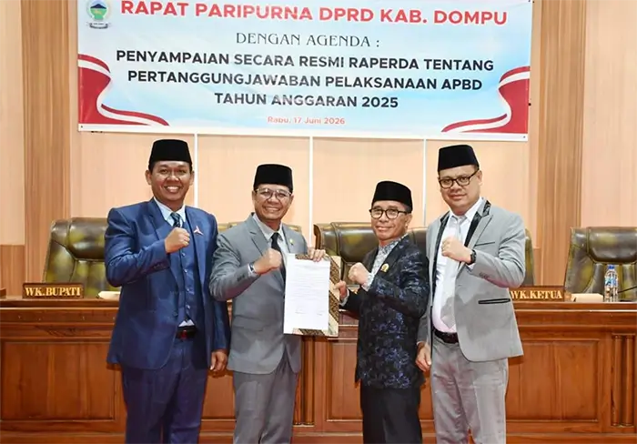 Bupati Dompu Bambang Firdaus dan pimpinan DPRD Kabupaten Dompu saat menyerahkan dokumen Raperda tentang Pertanggungjawaban Pelaksanaan APBD Tahun Anggaran 2025 dalam rapat paripurna DPRD Kabupaten Dompu, Rabu (17/6/2026).