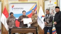 Gubernur NTB, HL Muhammad Iqbal menerima SK penunjukan NTB sebagai tuan rumah Pekan Olahraga Nasional (PON) XXII Tahun 2028 dari Menpora, Erick Thohir.