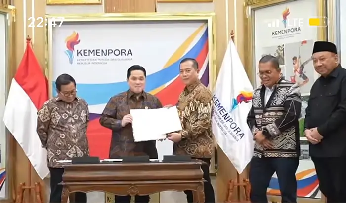 Gubernur NTB, HL Muhammad Iqbal menerima SK penunjukan NTB sebagai tuan rumah Pekan Olahraga Nasional (PON) XXII Tahun 2028 dari Menpora, Erick Thohir.