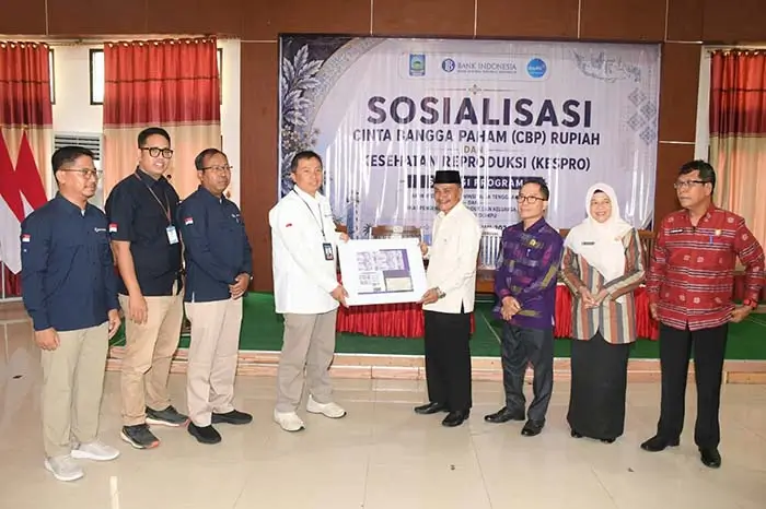 Wakil Bupati Dompu, Syirajuddin saat membuka Sosialisasi Cinta, Bangga, Paham (CBP) Rupiah dan Kesehatan Reproduksi yang diselenggarakan oleh Bank Indonesia (BI) Perwakilan NTB dan DPPKB Kabupaten Dompu di Aula Pendopo Bupati Dompu, Kamis (11/6/2026).