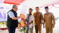 Wamen PKP, Fahri Hamzah, menyerahkan kunci kepada penerima manfaat usai meresmikan hasil program DAK PPKT Kawasan Dorokarama II Segmen I Tahun 2025 di Desa Soro, Kecamatan Kempo, Kabupaten Dompu, Senin (15/6/2026).