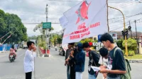 Sekretaris Umum SMI Cabang Bima, Fardan saat berorasi menyorot persoalan MBG dan sejumlah kondisi naisonal dan daerah, Senin (22/6/2026). Dalam aksinya SMI Cabang Bima juga mendesak pemerintah agar membenahi persoalan infrastruktur pendidikan.