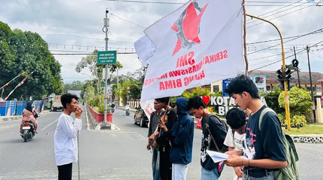 Sekretaris Umum SMI Cabang Bima, Fardan saat berorasi menyorot persoalan MBG dan sejumlah kondisi naisonal dan daerah, Senin (22/6/2026). Dalam aksinya SMI Cabang Bima juga mendesak pemerintah agar membenahi persoalan infrastruktur pendidikan.