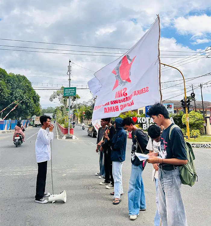 Sekretaris Umum SMI Cabang Bima, Fardan saat berorasi menyorot persoalan MBG dan sejumlah kondisi naisonal dan daerah, Senin (22/6/2026). Dalam aksinya SMI Cabang Bima juga mendesak pemerintah agar membenahi persoalan infrastruktur pendidikan.