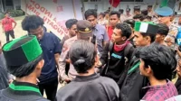 Massa Aliansi Kemarahan Rakyat Bima saat merangsek ke halaman DPRD Kabupaten Bima. Mereka mendesak pemerintah melakukan evaluasi menyeluruh terhadap Program Makan Bergizi Gratis (MBG).