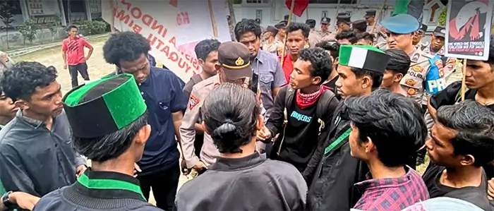 Massa Aliansi Kemarahan Rakyat Bima saat merangsek ke halaman DPRD Kabupaten Bima. Mereka mendesak pemerintah melakukan evaluasi menyeluruh terhadap Program Makan Bergizi Gratis (MBG).