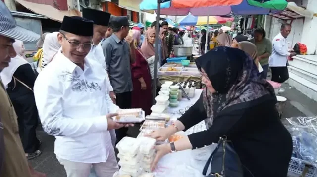 WakilWali Kota Bima mengunjungi aktivitas UMKM di Pasar Ramadhan 1447 Hijriah beberapa bulan lalu.