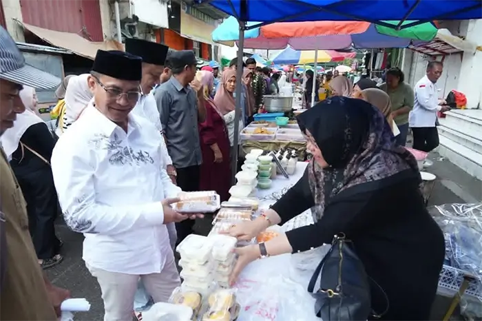 WakilWali Kota Bima mengunjungi aktivitas UMKM di Pasar Ramadhan 1447 Hijriah beberapa bulan lalu.