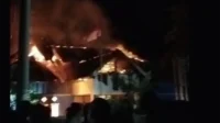 Kondisi kantor Desa Sampungu Kecamatan Soromandi Kabupaten Bima saat dilahap si jago merah Sabtu dini hari (6/6/2026).
