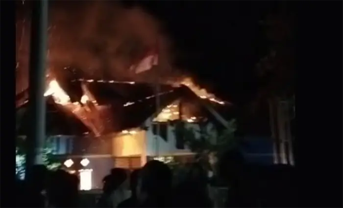 Kondisi kantor Desa Sampungu Kecamatan Soromandi Kabupaten Bima saat dilahap si jago merah Sabtu dini hari (6/6/2026).