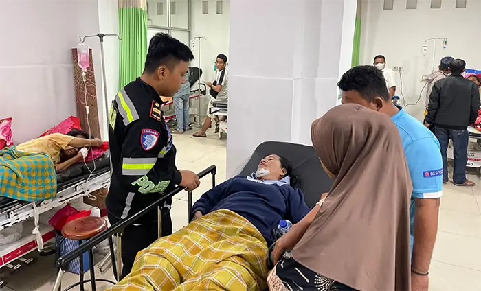 Sejumlah penumpang bus antarkota antarprovinsi (AKAP) PO Lava jurusan Bima–Jakarta yang mengalami kecelakaan lalu lintas tunggal di Jalan Lintas Sumbawa, Desa Manggena'e Dompu dibawa dan dirawat di RSUD Dompu, Minggu malam (29/6/2026).