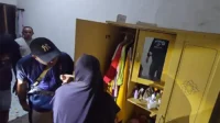 Proses penggerebekan oknum Bhayangkari Polres Dompu yang kedapatan menguasai sabu-sabu 5,26 gram. Polisi juga menyita uang tunai Rp22 juta di lokasi.