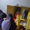 Proses penggerebekan oknum Bhayangkari Polres Dompu yang kedapatan menguasai sabu-sabu 5,26 gram. Polisi juga menyita uang tunai Rp22 juta di lokasi.