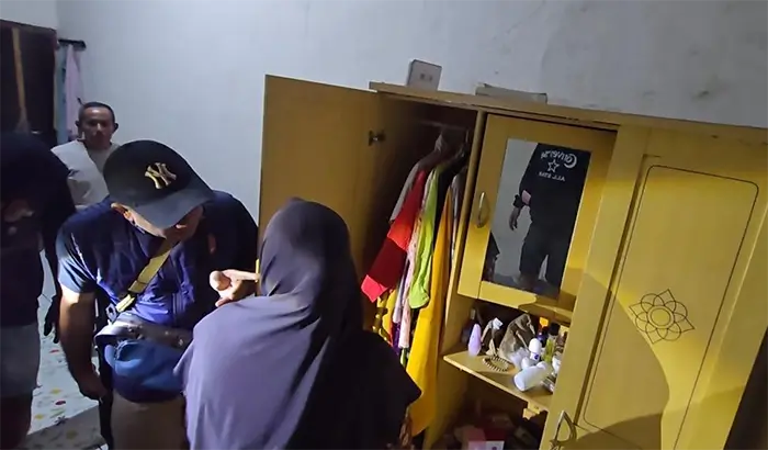 Proses penggerebekan oknum Bhayangkari Polres Dompu yang kedapatan menguasai sabu-sabu 5,26 gram. Polisi juga menyita uang tunai Rp22 juta di lokasi.