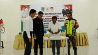 Ketua KONI Kabupaten Bima, Nurdin Amin menandatangani berita acara pelantikan pengurus FOKSI Kabupaten Bima, Kamis (25/6/2026).