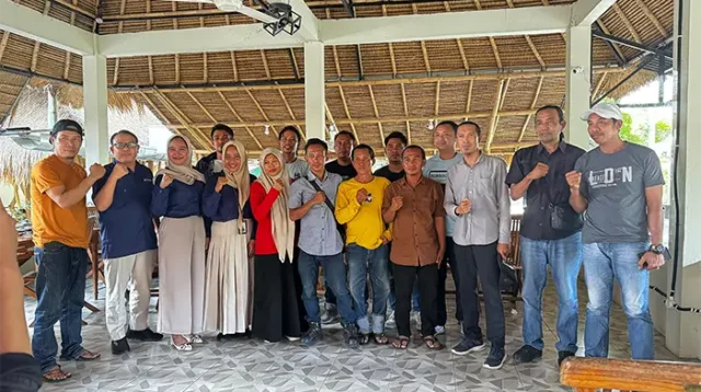 Foto bersama wartawan dan pimpinan BPJS Kesehatan Cabang Bima saat konferensi pers di Beginning Coffee, Kelurahan Penaraga, Kota Bima, Kamis (11/6/2026).