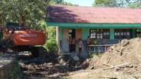 Kondisi pagar dan halaman SD Negeri Wolomoni di Kabupaten Ende, Nusa Tenggara Timur, yang diduga rusak akibat akses alat berat untuk untuk pembangunan fasilitas KDMP.