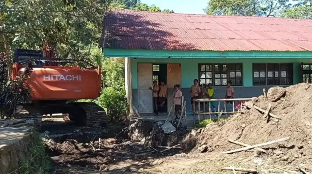 Kondisi pagar dan halaman SD Negeri Wolomoni di Kabupaten Ende, Nusa Tenggara Timur, yang diduga rusak akibat akses alat berat untuk untuk pembangunan fasilitas KDMP.