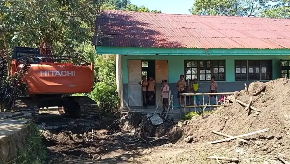 Kondisi pagar dan halaman SD Negeri Wolomoni di Kabupaten Ende, Nusa Tenggara Timur, yang diduga rusak akibat akses alat berat untuk untuk pembangunan fasilitas KDMP.