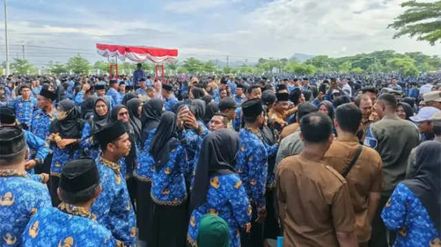 Belasan ribu PPPK PW terkonsentrasi di halaman kantor Pemerintah Kabupaten Bima usai menerima SK pengangkatan dari Bupati Bima, Januari 2026 lalu. Foto Ist.
