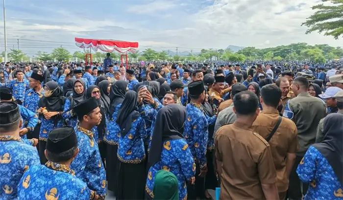 Belasan ribu PPPK PW terkonsentrasi di halaman kantor Pemerintah Kabupaten Bima usai menerima SK pengangkatan dari Bupati Bima, Januari 2026 lalu. Foto Ist.