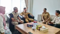 Tim YISA Ambalawi Mbojo dan Wakil Bupati Bima, H Irfan Zubaidy didampingi Sekretaris Dinas Dikbudpora Kabupaten Bima melaksanakan dialog awal penyusunan roadmap sekolah rusak sebagai salah satu strategi penyusunan perencanaan penanganan sekolah rusak berbasis data valid, Selasa (23/6/2025). Foto US/. Berita11.com.