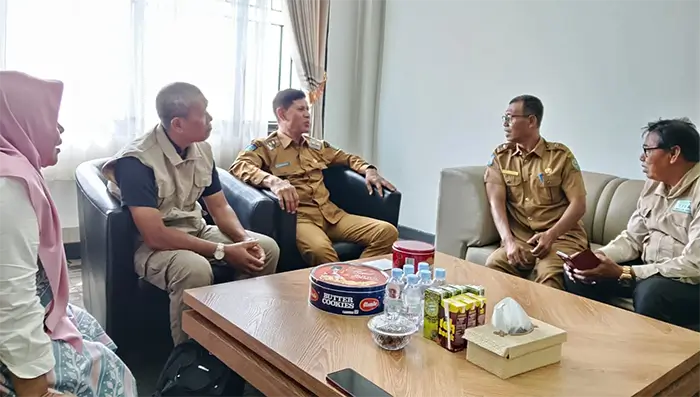 Tim YISA Ambalawi Mbojo dan Wakil Bupati Bima, H Irfan Zubaidy didampingi Sekretaris Dinas Dikbudpora Kabupaten Bima melaksanakan dialog awal penyusunan roadmap sekolah rusak sebagai salah satu strategi penyusunan perencanaan penanganan sekolah rusak berbasis data valid, Selasa (23/6/2025). Foto US/. Berita11.com.