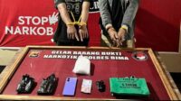 Barang bukti sabu-sabu 535 gram dan dua kurir yang diamankan aparat Kepolisian saat hendak mengantarkan narkoba di Desa Talabiu Kecamatan Woha Kabupaten Bima.