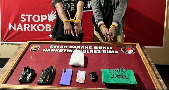Barang bukti sabu-sabu 535 gram dan dua kurir yang diamankan aparat Kepolisian saat hendak mengantarkan narkoba di Desa Talabiu Kecamatan Woha Kabupaten Bima.