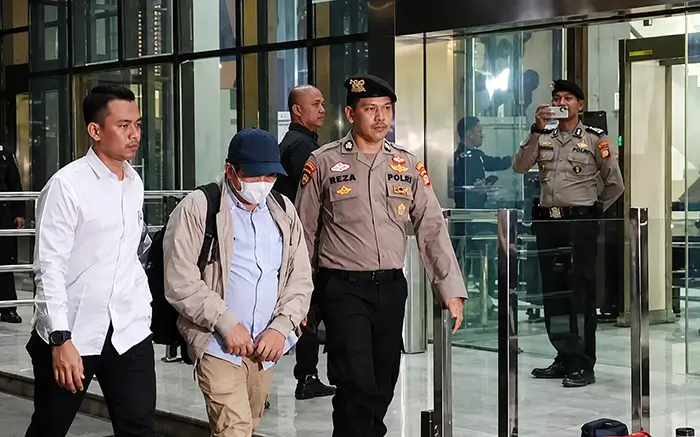 Bupati Lombok Barat, Lalu Ahmad Zaini (LAZ) saat dibawa penyidik ke gedung KPK RI.