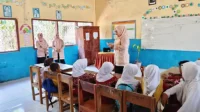 Ketua DWP Kabupaten Bima, Fitriani Adel Linggi Ardi membacakan kisah Nabi Yusuf saat mengunjungi SDN Lewintan Kecamatan Soromandi, salah satu SD sasaran Program Sekolah Aman yang dilaksanakan Yayasan YISA Ambalawi Mbojo dan YAPPIKA ActionAid, Rabu (15/7/2026). Ketua DWP Kabupaten Bima, Fitriani Adel Linggi Ardi membacakan kisah Nabi Yusuf saat mengunjungi SDN Lewintan Kecamatan Soromandi, salah satu SD sasaran Program Sekolah Aman yang dilaksanakan Yayasan YISA Ambalawi Mbojo dan YAPPIKA ActionAid, Rabu (15/7/2026).