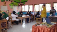 Pakar numerasi, Assoc. Prof. Dr. Syarifuddin, M.Pd menyampaikan materi pada pelatihan peningkatan kapasitas guru di SDN Inpres Lewintana Kecamatan Soromandi, salah satu sekolah sasaran Program Sekolah Aman YAPPIKA ActionAid dan Yayasan YISA Ambalawi Mbojo.