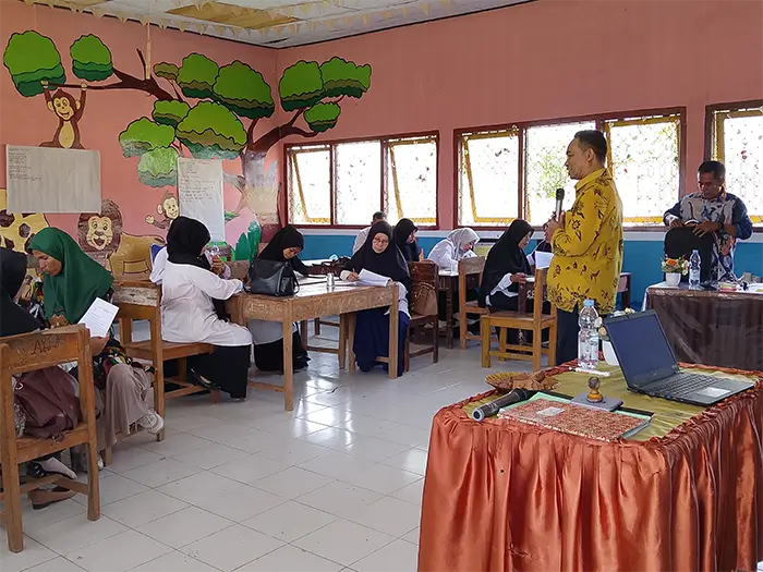 Pakar numerasi, Assoc. Prof. Dr. Syarifuddin, M.Pd menyampaikan materi pada pelatihan peningkatan kapasitas guru di SDN Inpres Lewintana Kecamatan Soromandi, salah satu sekolah sasaran Program Sekolah Aman YAPPIKA ActionAid dan Yayasan YISA Ambalawi Mbojo.