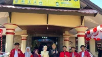 Foto bersama pengurus EK LMND Kabupaten Bima dengan Kapolres Bima pada momentum HUT ke-80 Bhayangkara.