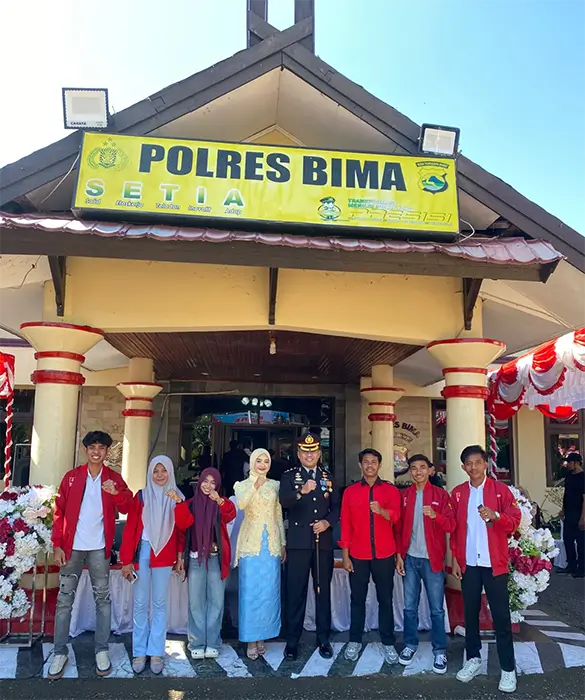 Foto bersama pengurus EK LMND Kabupaten Bima dengan Kapolres Bima pada momentum HUT ke-80 Bhayangkara.
