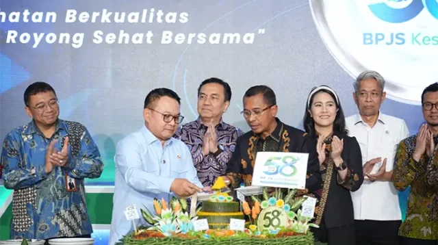 Direktur Utama BPJS Kesehatan, Prihati Pujowaskito dan Kepala Staf Kepresidenan RI, Dudung Abdurachman memotong tumpeng dalam Sarasehan HUT ke-58 BPJS Kesehatan di Kantor Pusat BPJS Kesehatan, Rabu (15/07/2026).