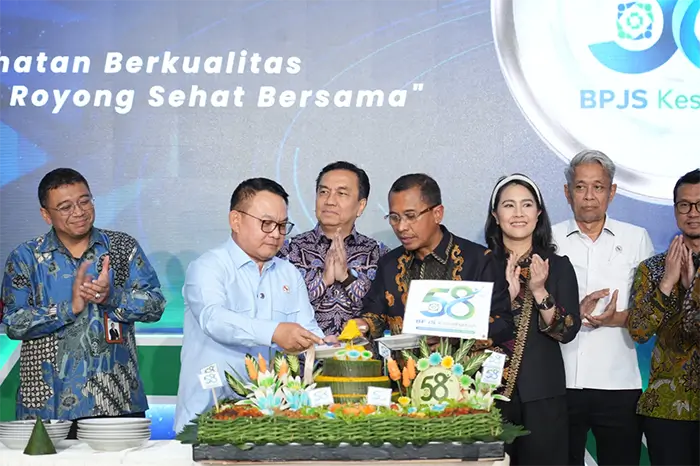 Direktur Utama BPJS Kesehatan, Prihati Pujowaskito dan Kepala Staf Kepresidenan RI, Dudung Abdurachman memotong tumpeng dalam Sarasehan HUT ke-58 BPJS Kesehatan di Kantor Pusat BPJS Kesehatan, Rabu (15/07/2026).