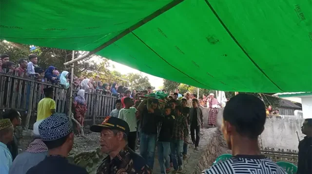 Warga dan kerabat menyambut jenazah M Alfa Firdaus tiba di rumah duka di Dusun Manggekompo Desa Kala Kecamatan Donggo Kabupaten Bima, Sabtu sore (11/7/2026). Foto Fitri/ Berita11.com.