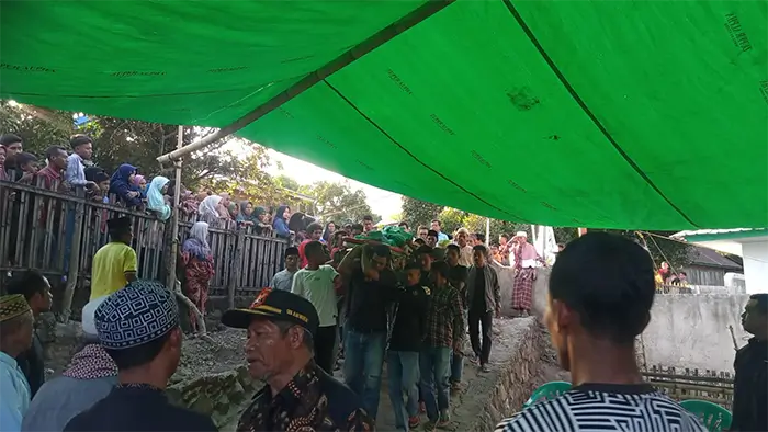 Warga dan kerabat menyambut jenazah M Alfa Firdaus tiba di rumah duka di Dusun Manggekompo Desa Kala Kecamatan Donggo Kabupaten Bima, Sabtu sore (11/7/2026). Foto Fitri/ Berita11.com.