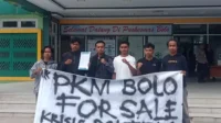 Pentolan Aliansi Pemuda dan Mahasiswa Sila (HIKMASI) Kecamatan Bolo, Kabupaten Bima, saat menggelar aksi unjuk rasa di halaman Puskesmas Bolo, Kamis (30/7/2026) pagi.